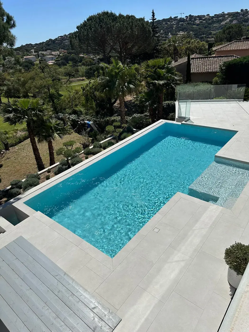 Piscine rectangulaire et plage en grès cérame grand format terminée